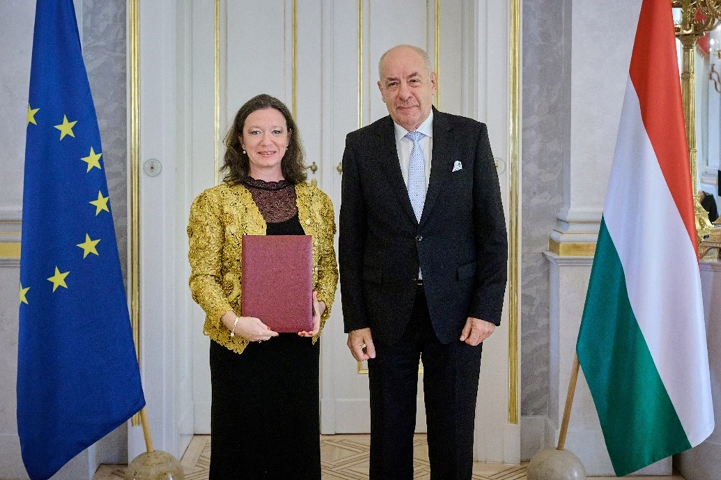 Dr. Erdeiné Dr. Késmárki-Gally Szilvia egyetemi tanári kinevezést kapott