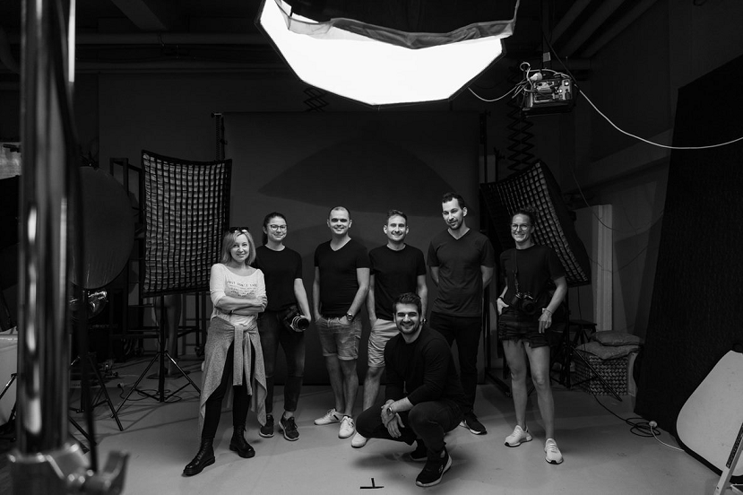 Róbert, a METU Fotográfia BA képzés hallgatója egy fotózás keretein belül együtt dolgozott a Biznisz Poyz podcast csapatával.