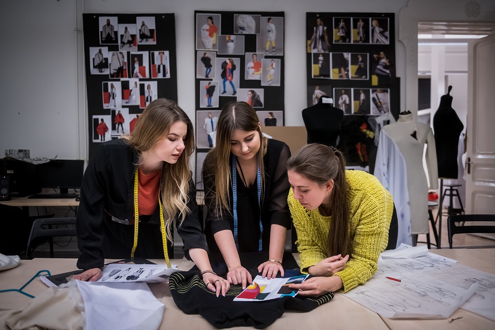 METU divat- és textiltervezés művészeti képzés hallgatói dolgoznak az egyetem műhelyében.